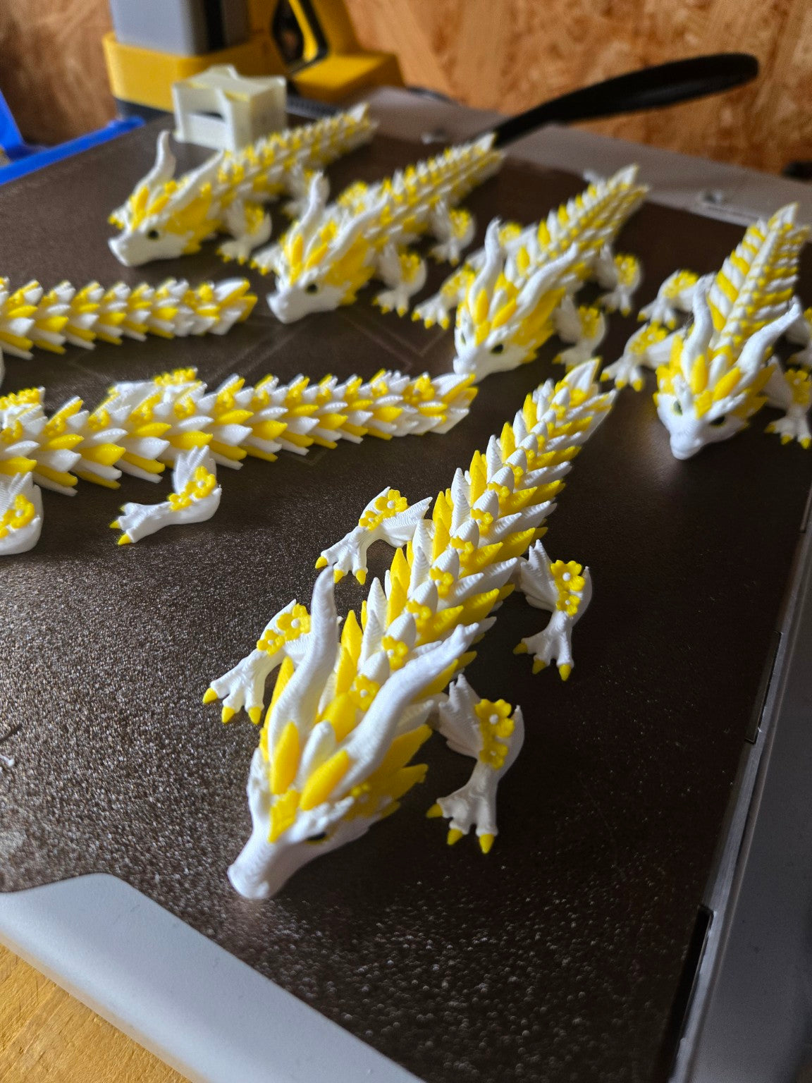 Artikulierte 3D-Drachen in Weiß und Gelb – echte Produktaufnahme