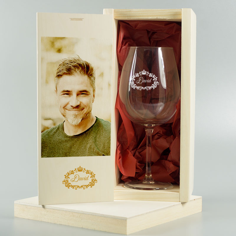 Copa de vino grabada en caja de madera con foto